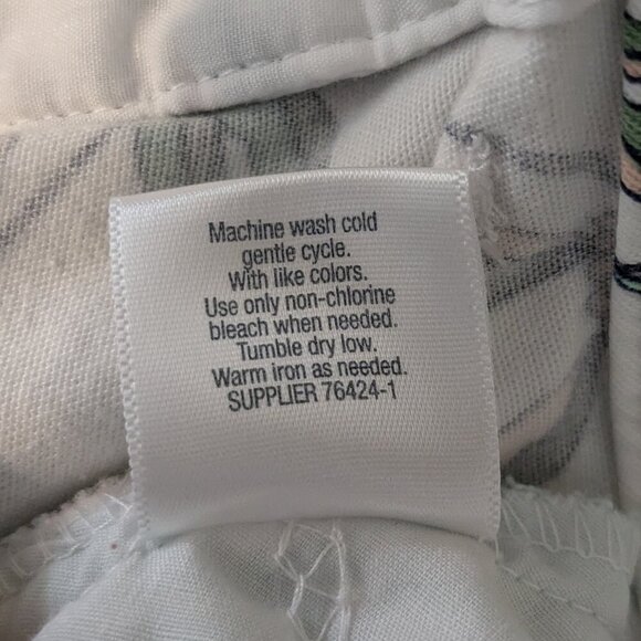 ST JOHN'S BAY White/Teal/Pink Floral Mid-Rise Zip Stretch Capris; Size 6 - Picture 4 of 4